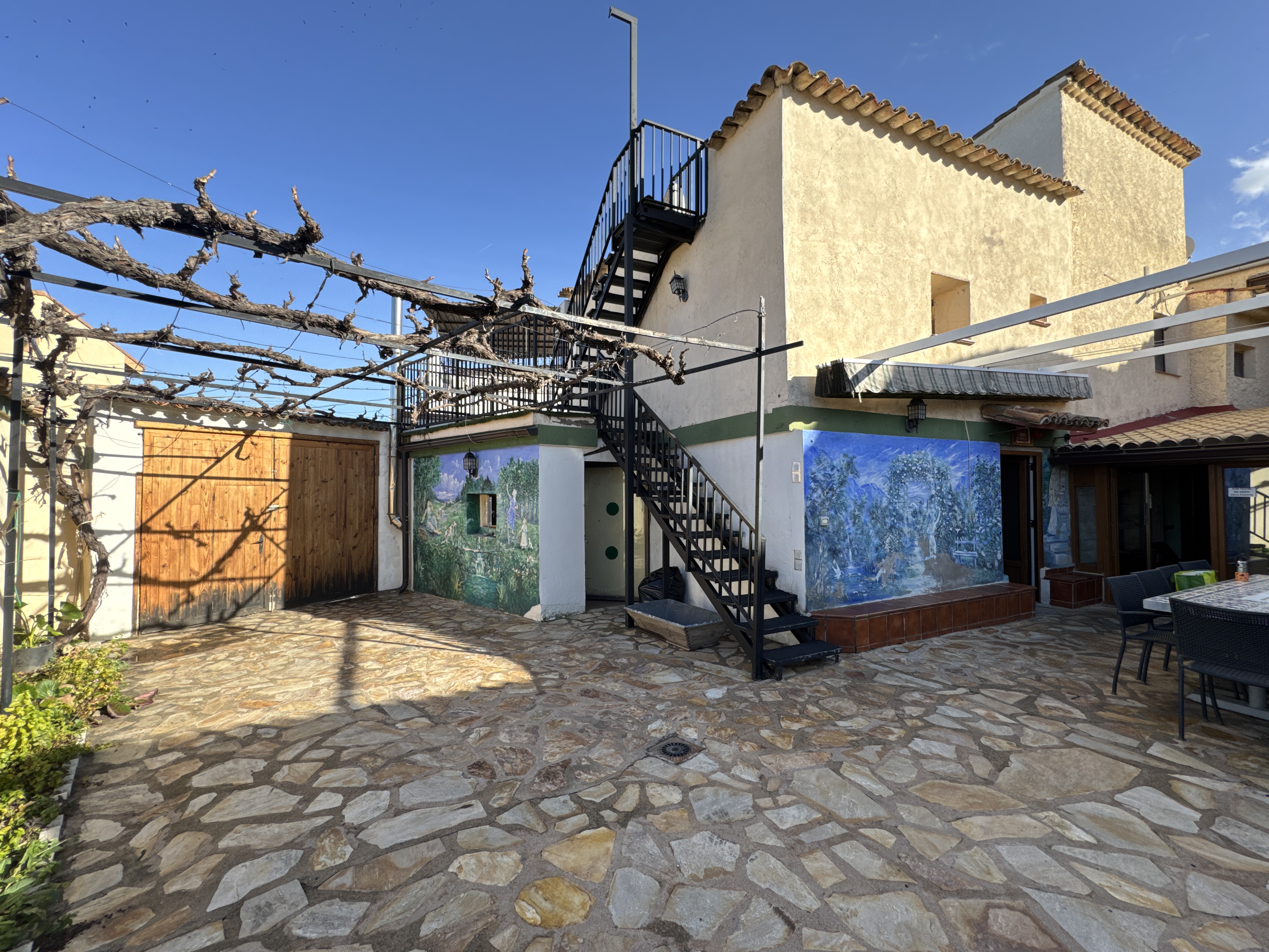 Patio exterior empedrado
