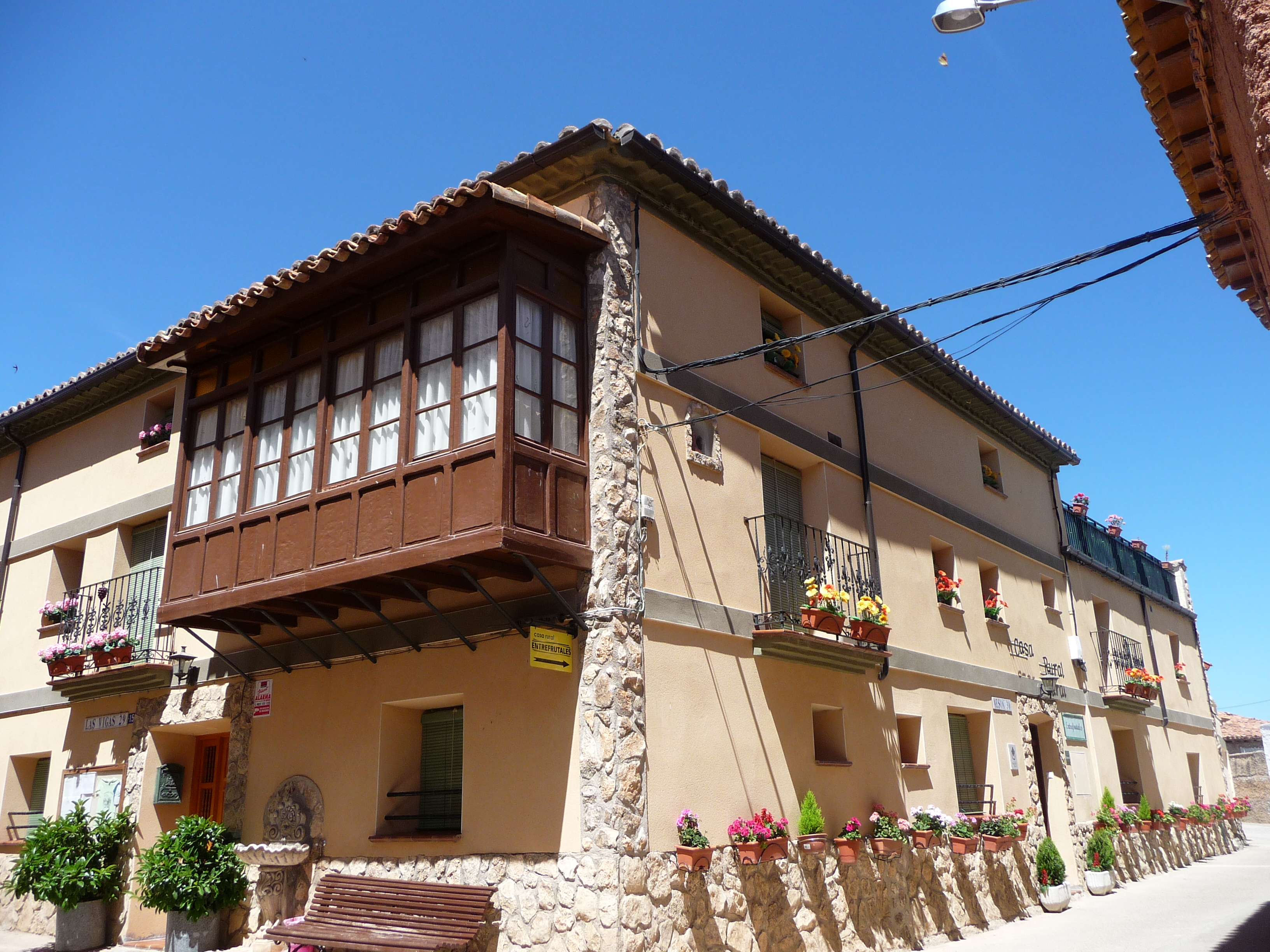 Fachada con flores